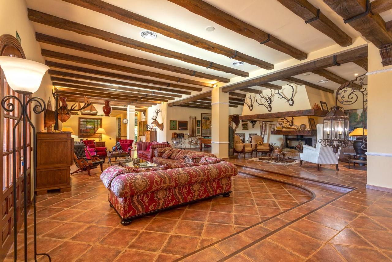 Casa Flores Con Piscina Interior Climatizada Alcaucín エクステリア 写真
