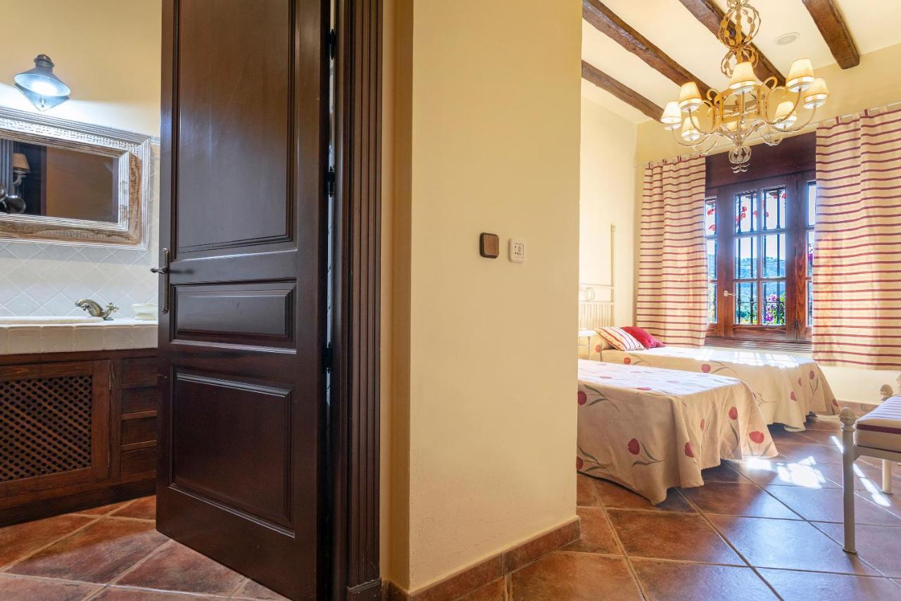 Casa Flores Con Piscina Interior Climatizada Alcaucín エクステリア 写真